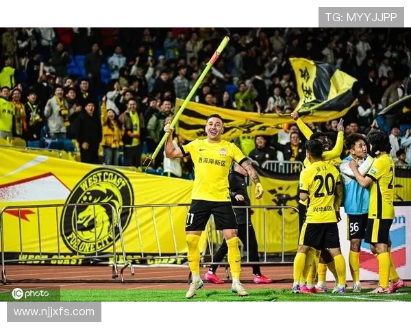 大连英博主场落后青岛西海岸阿齐兹精彩进球助队领先